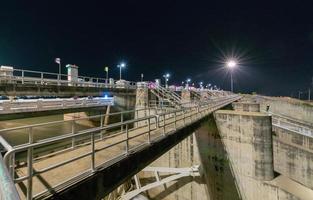 construção do vertedouro barragem portão em noite, a pa sak cholasit barragem foto