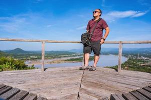 ásia gordo cara com lindo panorama Visão em phu lambuan às loei tailândia.phu lambuan é uma Novo turista atração e ponto de vista do mekong rio entre Tailândia e loas. foto