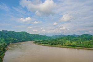 lindo panorama Visão do mekong rio a partir de Chiangkhan vidro passarela às phu khok ngio grande Buda Chiang cã distrito loei tailândia.novo ponto de referência do Chiangkhan distrito foto