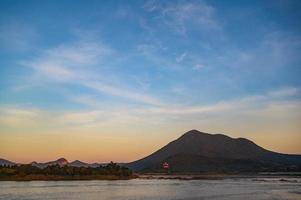 lindo panorama do mekhong rio entre Tailândia e Laos a partir de Chiang cã distrito.o mekong, ou mekong rio, é uma transfronteiriço rio dentro leste Ásia e sudeste Ásia foto