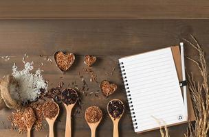 arroz baga, Castanho e tailandês vermelho misturado arroz com em branco caderno foto