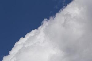 detalhe do chuva nuvem contra azul céu foto