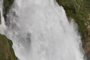 Visão em enorme srstream do água dentro cascata foto