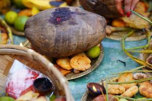 chhath pooja oferta a fruta e vegetal para Sol Deus foto