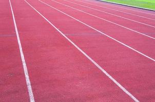 corrida rastrear e verde grama, direto atletismo corrida rastrear às esporte estádio foto