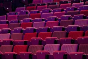 esvaziar assentos dentro uma etapa teatro foto