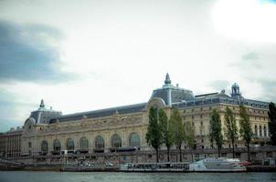 a museu d'orsay com Está trabalho do arte, construído dentro a velho estrada de ferro trem estação dentro Paris, a capital do França foto