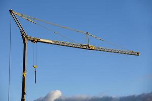 torre guindaste em uma construção local foto