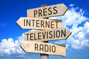 imprensa, Internet, televisão, rádio - meios de comunicação conceito - de madeira placa de sinalização com quatro Setas; flechas foto