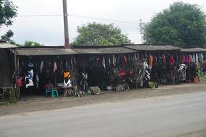 bogor, Indonésia, 2023 - vendedores do usava moto poupar partes e a gostar em a beira da estrada foto