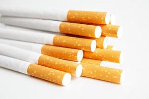 cigarro, rolo de tabaco em papel com tubo de filtro, conceito de não fumar. foto