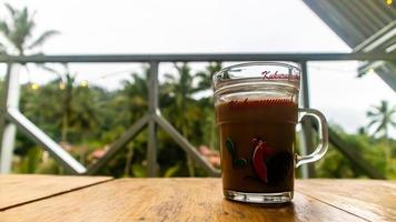 uma xícara de café em uma mesa de madeira foto