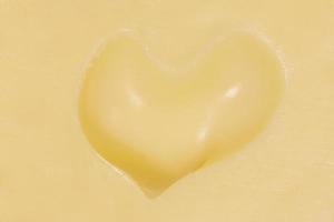 orifício dentro forma do coração dentro maasdam queijo foto