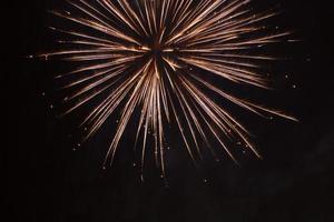 feriado fundo, brilhante fogo de artifício rebentar contra noite céu foto