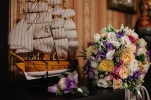 Casamento ramalhete em a do navio área coberta foto