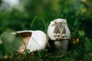 Casamento sapatos e Casamento ramalhete do branco rosas foto