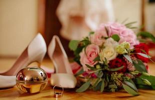 lindo buquê de casamento branco com noiva sentada ao fundo - dof raso foto