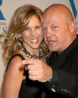 Michael chiklis e museu da esposa do televisão rádio galabeverly Hilton hotel beverly colinas canovembro 7 20052005 foto