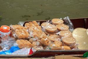 fruta e coco açúcar barcos às a maldição Saduak flutuando mercado estão uma popular turista destino este europeus e chinês gostar para viagem dentro a tradicional caminho do vida do a locais. foto