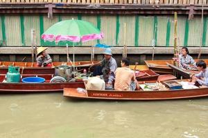 a barco este vende frutos do mar - às maldição flutuando mercado é uma popular turista atração para turistas. isto é uma tradicional caminho do vida do a aldeões. - 10 - 8 - 2014 - maldição Saduak ratchaburi. foto