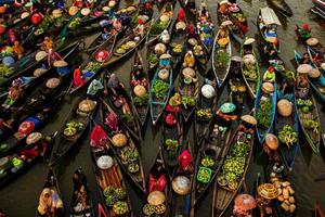 banjarmasin, Indonésia - setembro 25, 2021, a atmosfera do a tradicional flutuando mercado festival todos local moradores usar barcos ou canoas para multidão a rio para executar atrações para visitantes. foto