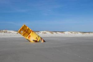 ampla amarelo oceano bóia em a de praia foto