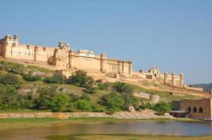 Forte Amber com vista para o Lago Maota em Jaipur, Índia foto