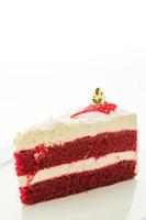 Bolo de veludo vermelho em prato branco isolado no fundo branco foto