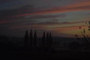 inverno pôr do sol céu dentro a eifel foto