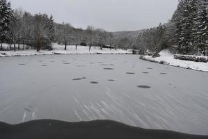 congeladas lago com círculos dentro a gelo foto