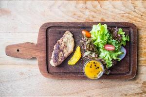 bife de foie gras com vegetais e molho doce foto