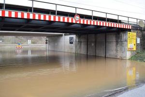 inundado rua debaixo uma ponte foto