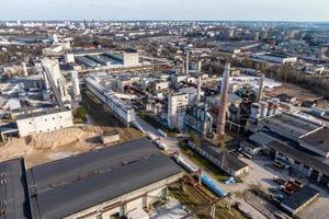 aéreo panorâmico Visão do tubos Como do a velho abandonado fábrica foto