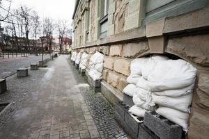 sacos de areia para proteger a partir de russo bombardeios. Rússia é uma terrorista estado. foto