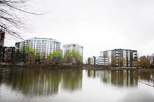 moderno residencial multistory apartamento edifícios perto lago. fachada do Novo casas. foto