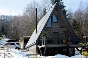 de madeira triângulo país minúsculo cabine casa e suv carro com cobertura prateleira dentro montanhas. alma finais de semana. foto