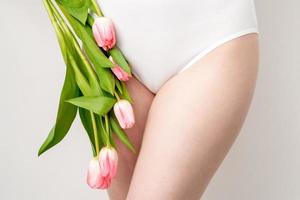 mulher bikini área com tulipas foto