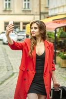 turista mulher leva uma selfie foto