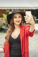 turista mulher leva uma selfie foto