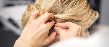 cabeleireiro punhaladas cabelo com grampo foto