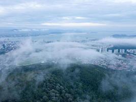 aéreo Visão penang território clube sobre mar nuvem foto