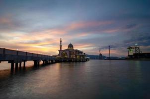 vale a pena, Malásia flutuando mesquita com dramático pôr do sol nuvem foto