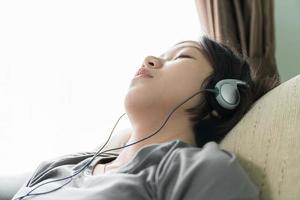 jovem mulher asiática cabelo curto ouvindo música foto
