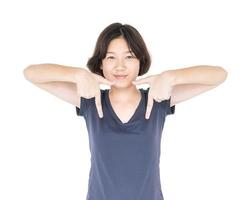 cabelo curto feminino jovem com camiseta cinza em branco foto