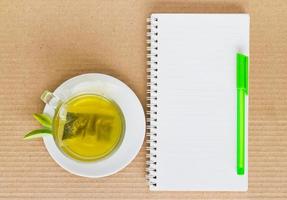 chá verde em xícara branca foto