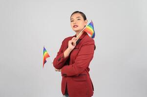 pose lgbq de mulher bonita com bandeira multicolorida foto