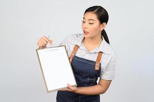 retrato de jovem asiática em pose de uniforme de garçonete com prancheta foto