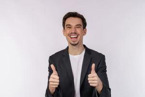 retrato do feliz sorridente jovem homem de negocios mostrando polegares acima gesto em isolado sobre branco fundo foto