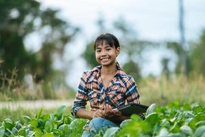 retrato Adolescência fêmea agrícola dentro orgânico vegetal Fazenda foto