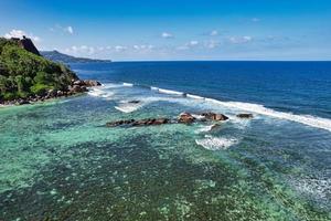 Rocha dentro a Centro do a oceano, mahe seychelles foto